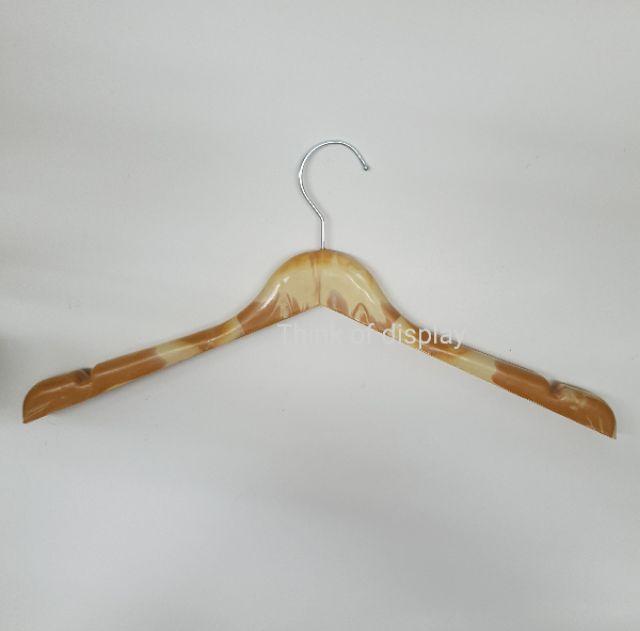 ไม้แขวนพลาสติกลายไม้/สีดำ ไม้แขวนNo.700 แพ็คละ 12 อัน - thumbnail 2