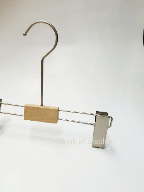 ไม้แขวนเสื้อและไม้หนีบกางเกงเด็กไม้แท้  สีธรรมชาติไม่เคลือบเงา ตะขอสีบรอนซ์เงิน (แพ็คละ 6 อัน/12 อัน) - thumbnail 2