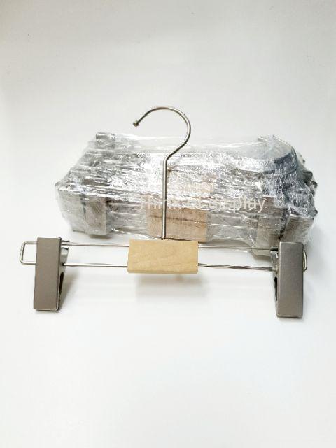 ไม้แขวนเสื้อและไม้หนีบกางเกงเด็กไม้แท้  สีธรรมชาติไม่เคลือบเงา ตะขอสีบรอนซ์เงิน (แพ็คละ 6 อัน/12 อัน) - thumbnail 3