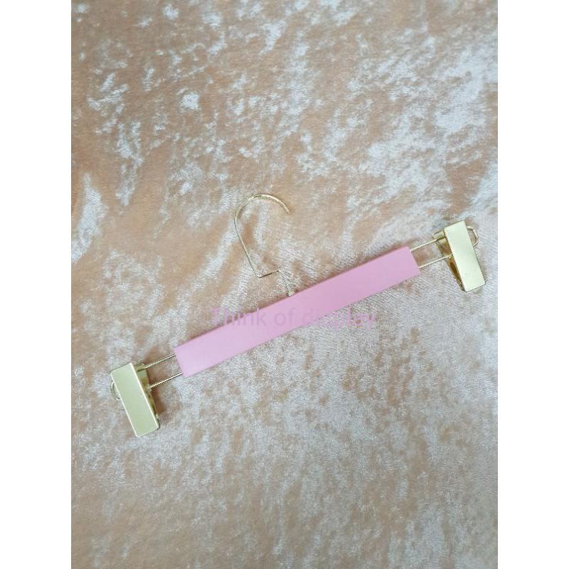 ไม้แขวนกางเกงไม้แท้ ไม้หนีบกางเกง กระโปรง เคลือบสีชมพู แพ็ค 6 อัน/แพ็ค 12 อัน HWPC - thumbnail 2