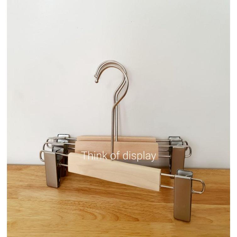 ไม้แขวนเสื้อเด็ก ไม้หนีบกางเกงเด็กไม้แท้สีธรรมชาติ ไม่เคลือบเงา ตะขอกลมยาวสีบรอนซ์ แพ็คละ 6 ชิ้น/แพ็คละ 12 ชิ้น - thumbnail 3