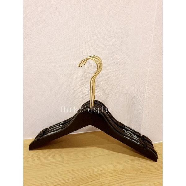 ไม้แขวนเสื้อไม้สีดำ  ไม้แขวนเสื้อผู้ใหญ่ ตะขอยาวสีทอง แพ็คละ 6 อัน/แพ็คละ 12 อัน - thumbnail 4