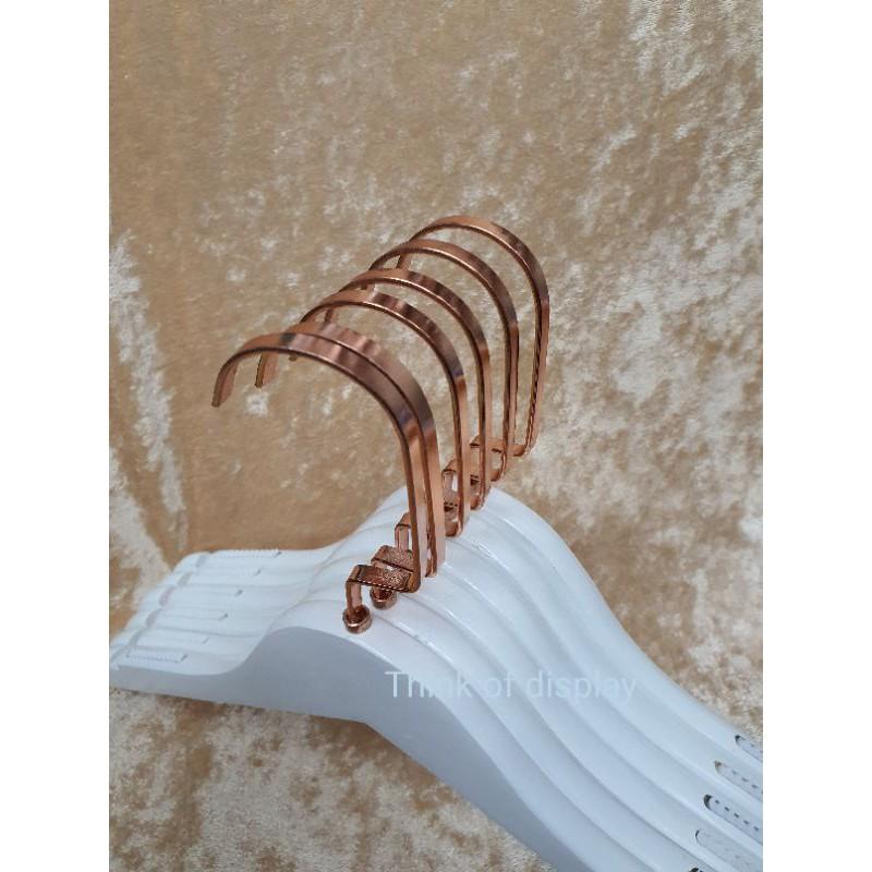 ไม้แขวนเสื้อไม้สีขาว ตะขอคอซีสีโรสโกลด์ แบบแพ็ค 6 อัน/แพ็ค 12 อัน - thumbnail 6