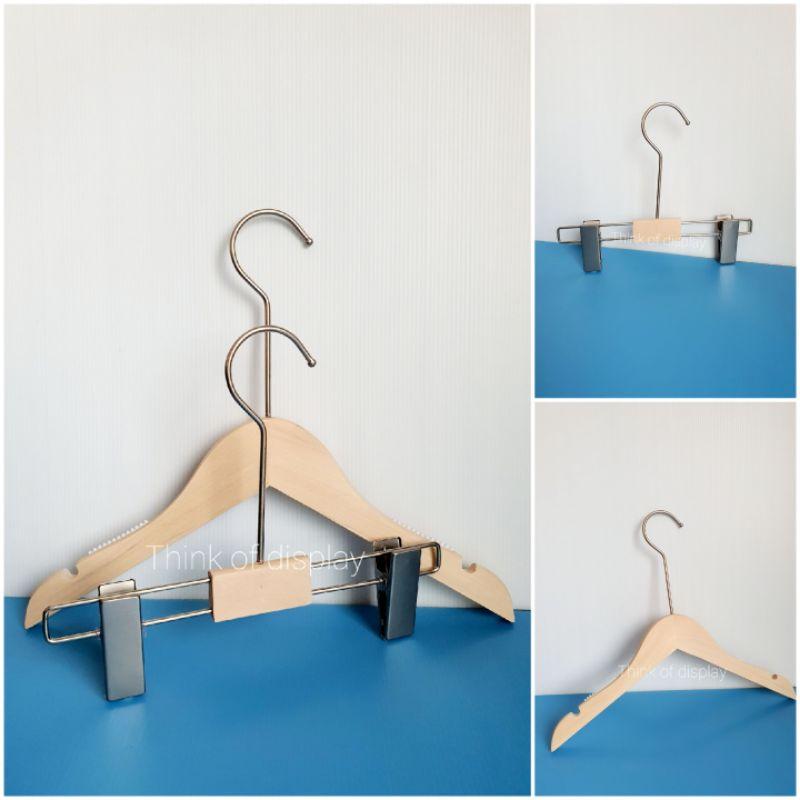 ไม้แขวนเสื้อและไม้หนีบกางเกงเด็กไม้แท้  สีธรรมชาติไม่เคลือบเงา ตะขอสีบรอนซ์เงิน (แพ็คละ 6 อัน/12 อัน)