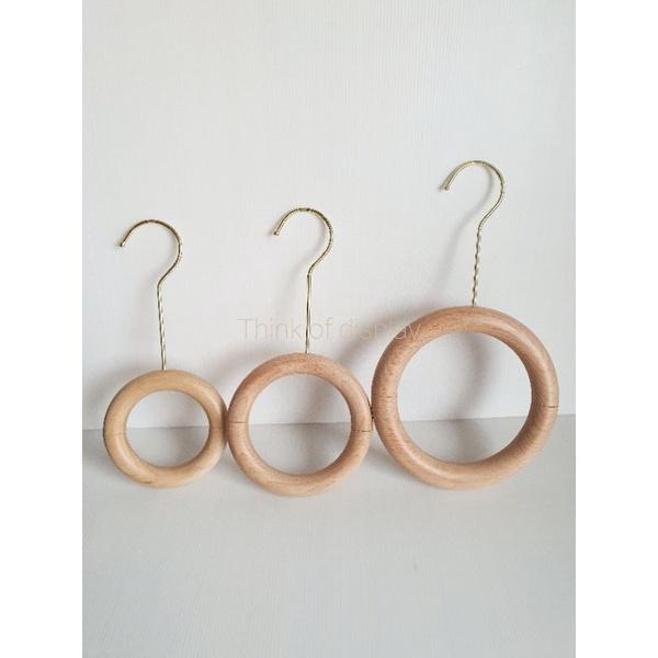 ไม้วงกลมแขวนเสื้อผ้า  ห่วงไม้กลม ที่โชว์ผ้าพันคอ ไม้แขวนห่วงไม้กลม มี 3 ขนาด - thumbnail 4