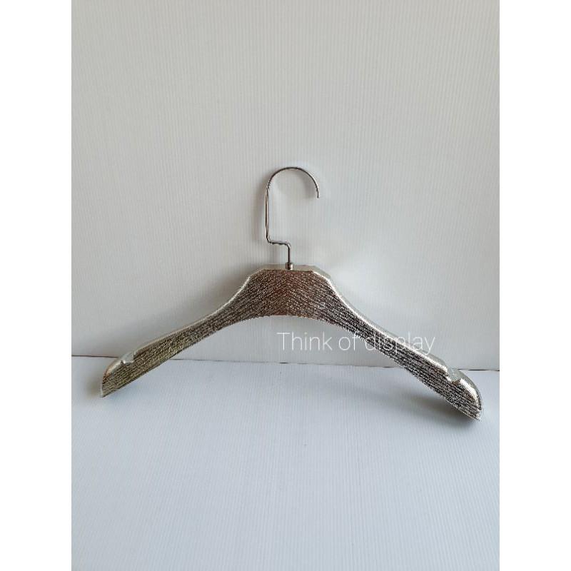 ไม้แขวนเสื้อพลาสติก ไม้แขวนเสื้อบ่าหนา สำหรับผู้ใหญ่ สีเงิน/สีทอง แพ็คละ 12 ชิ้น No.688 - thumbnail 5