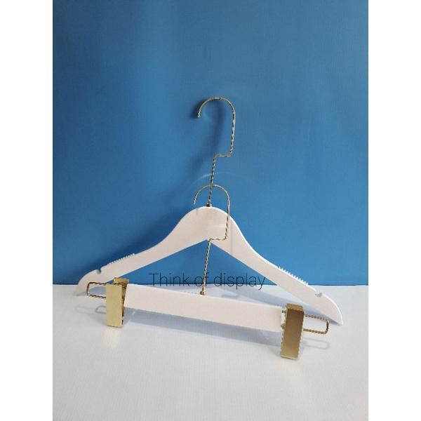 ไม้แขวนเสื้อไม้สีขาว ไม้หนีบกางเกงไม้สีขาว รุ่นตะขอคอCยาวสีทอง แพ็ค 6 อัน/แพ็ค 12 อัน - thumbnail 7
