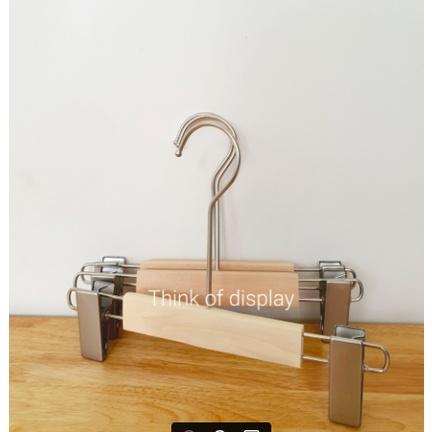 ไม้แขวนเสื้อและไม้หนีบกางเกงเด็กไม้แท้  สีธรรมชาติไม่เคลือบเงา ตะขอสีบรอนซ์เงิน (แพ็คละ 6 อัน/12 อัน) - thumbnail 9