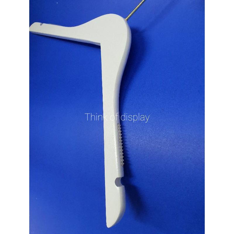 ไม้แขวนเสื้อ ไม้แท้เคลือบสีขาว #05 แพ็คละ 6 อัน/12 อัน - thumbnail 5