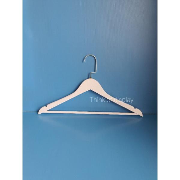 ไม้แขวนเสื้อไม้แท้สีขาว มีร่องมีก้านตะขอC สีทอง แพ็คละ 6 อัน - thumbnail 3