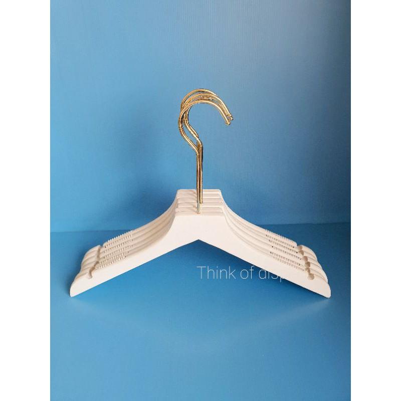 ไม้แขวนเสื้อไม้แท้สีขาว คอตัดตรง ตะขอยาวสีทอง