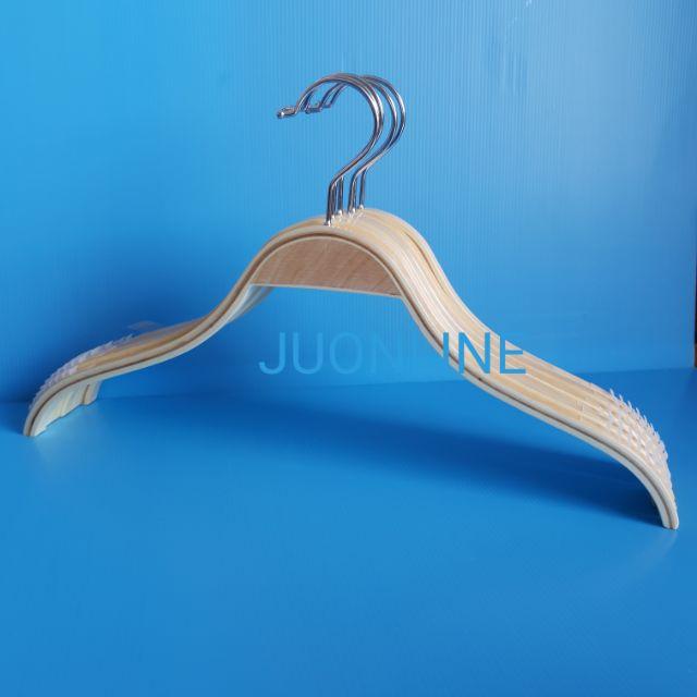 ไม้แขวนเสื้อรุ่นซาร่า ไม้แท้ ไหล่โค้ง  แพ็คละ 12 ชิ้น