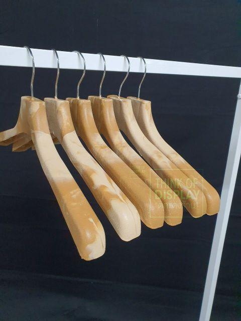 ไม้แขวนพลาสติกลายไม้ ไม้แขวนหัวเหล็กลายไม้ แพ็คละ 12 อัน - thumbnail 2