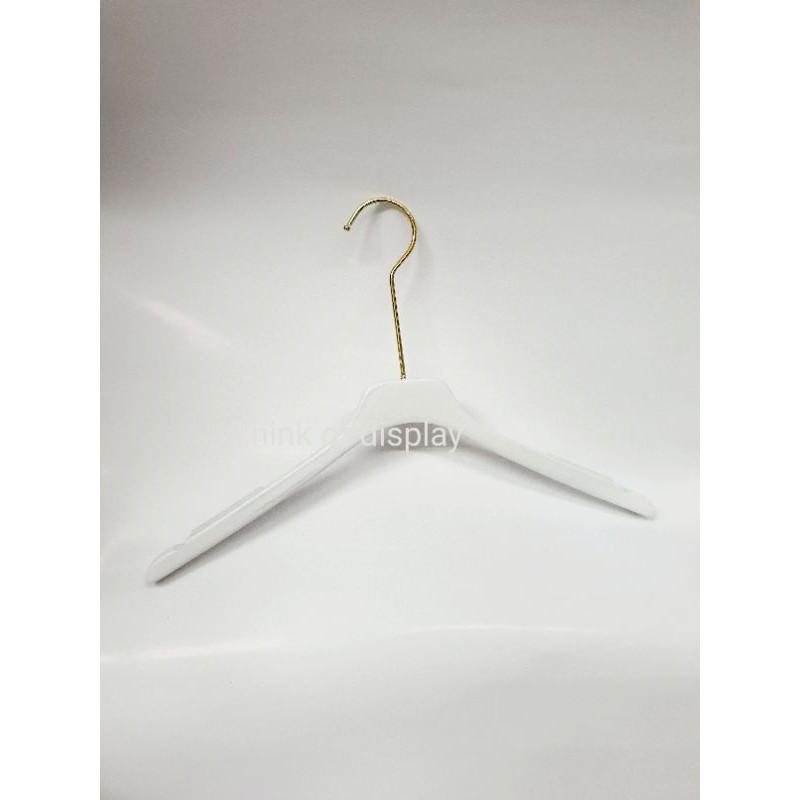 ไม้แขวนเสื้อไม้สีขาว รุ่นหนา ตะขอยาวสีทอง/ตะขอคอ C สีโรสโกลด์ แพ็คละ 12อัน - thumbnail 3
