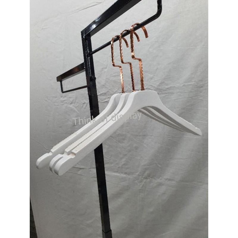 ไม้แขวนเสื้อไม้สีขาว รุ่นหนา ตะขอยาวสีทอง/ตะขอคอ C สีโรสโกลด์ แพ็คละ 12อัน - thumbnail 7