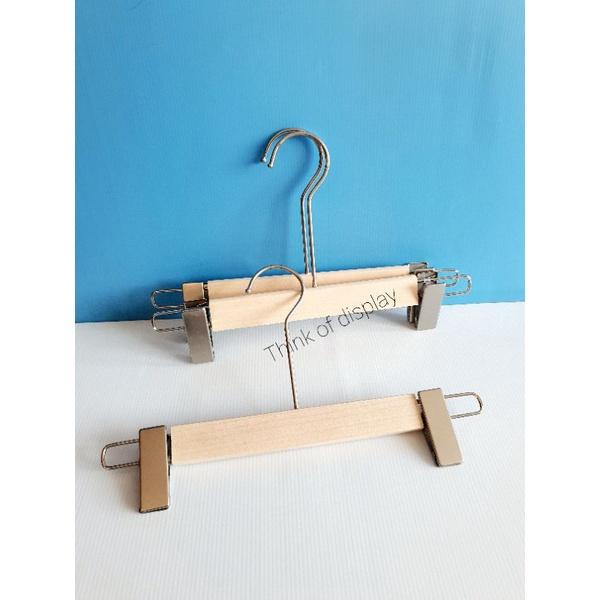 ไม้แขวนไม้แท้ ไม้หนีบกางเกง สีธรรมชาติไม่เคลือบเงา ตะขอยาวสีบรอนซ์เงิน แพ็ค 6 อันและแพ็ค 12 อัน - thumbnail 2