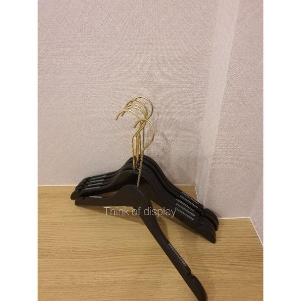 ไม้แขวนเสื้อไม้สีดำ  ไม้แขวนเสื้อผู้ใหญ่ ตะขอยาวสีทอง แพ็คละ 6 อัน/แพ็คละ 12 อัน - thumbnail 5