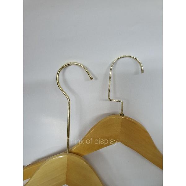 ไม้แขวนเสื้อไม้แท้  ไม้แขวนไม้ สีธรรมชาติเคลือบเงา ตะขอยาว/ตะขอคอ C สีทอง - thumbnail 5