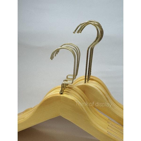 ไม้แขวนเสื้อไม้แท้  ไม้แขวนไม้ สีธรรมชาติเคลือบเงา ตะขอยาว/ตะขอคอ C สีทอง - thumbnail 4