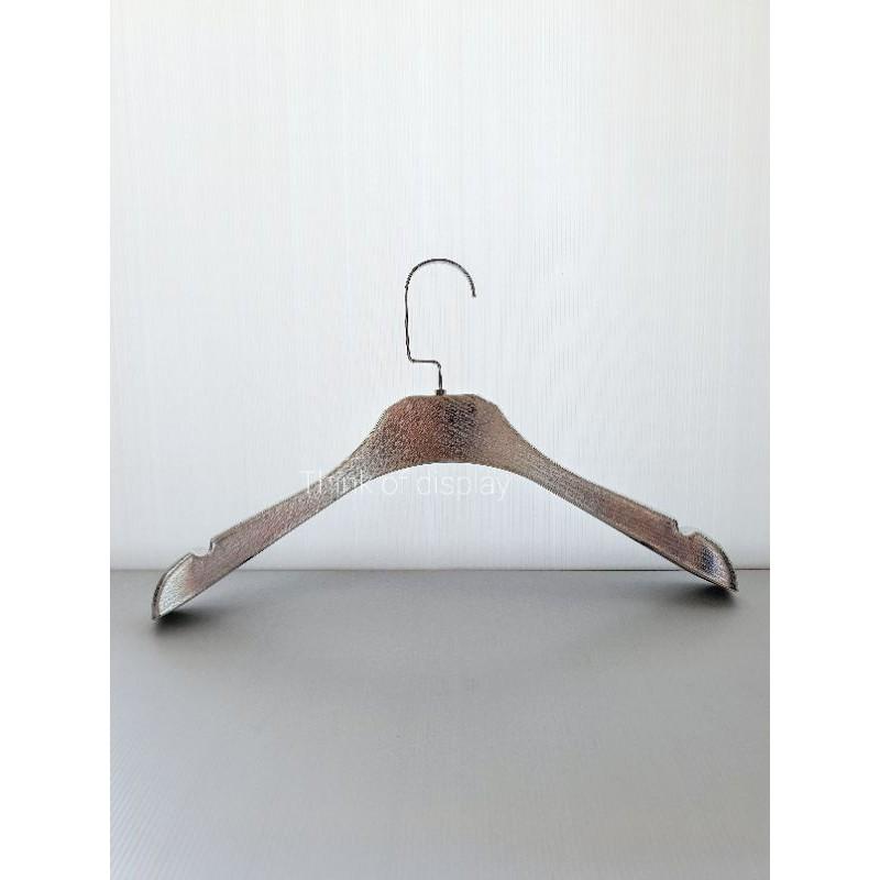 ไม้แขวนเสื้อพลาสติก ไม้แขวนเสื้อบ่าหนา สำหรับผู้ใหญ่ สีเงิน/สีทอง แพ็คละ 12 ชิ้น No.688 - thumbnail 7