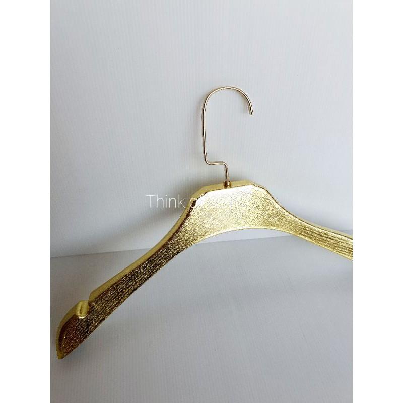 ไม้แขวนเสื้อพลาสติก ไม้แขวนเสื้อบ่าหนา สำหรับผู้ใหญ่ สีเงิน/สีทอง แพ็คละ 12 ชิ้น No.688 - thumbnail 3