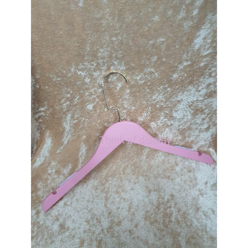ไม้แขวนเสื้อไม้แท้ เคลือบสีชมพู HWP - thumbnail 2