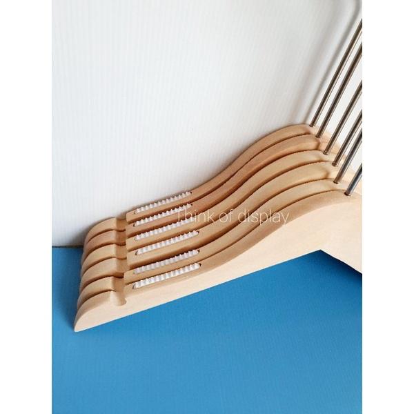 ไม้แขวนเสื้อและไม้หนีบกางเกงเด็กไม้แท้  สีธรรมชาติไม่เคลือบเงา ตะขอสีบรอนซ์เงิน (แพ็คละ 6 อัน/12 อัน) - thumbnail 7