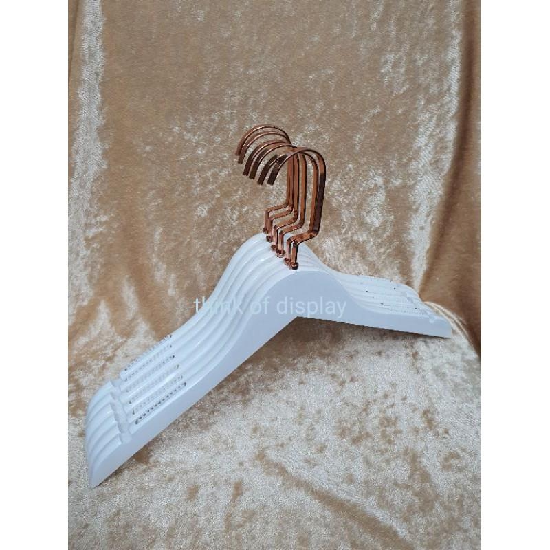 ไม้แขวนเสื้อไม้สีขาว ตะขอคอซีสีโรสโกลด์ แบบแพ็ค 6 อัน/แพ็ค 12 อัน - thumbnail 5