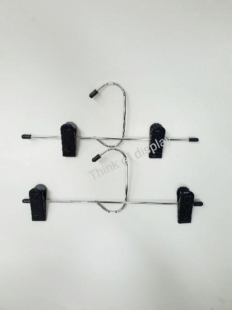 ไม้แขวนกางเกงกระโปรง ไม้แขวนหนีบกางเกง คอซี กิ๊บเหล็ก/กิ๊บพลาสติก แพ็คละ 12 ชิ้น - thumbnail 9