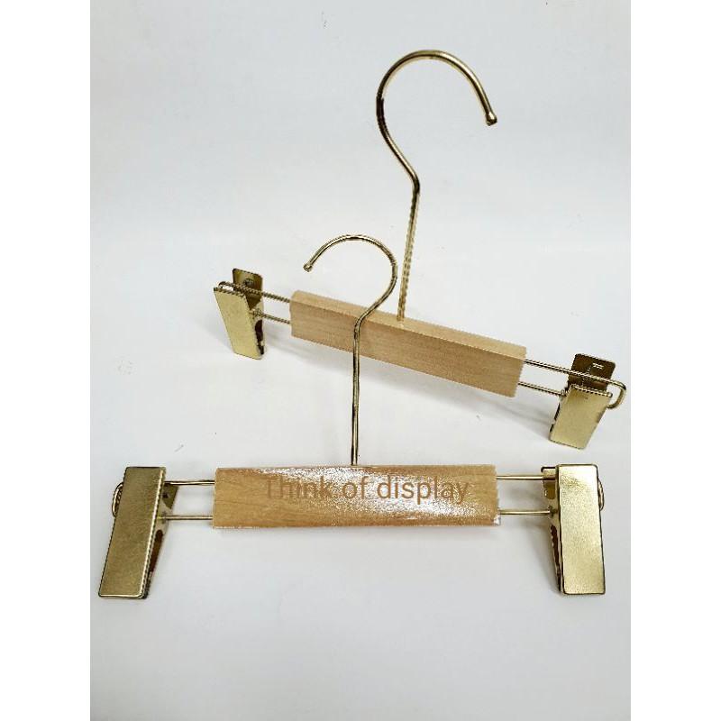 ไม้แขวนกางเกงเด็กไม้แท้ ไม้หนีบกางเกง/กระโปรงเด็ก ตะขอสีทองคอยาว แพ็คละ 6 อันและแพ็คละ 12 อัน - thumbnail 5