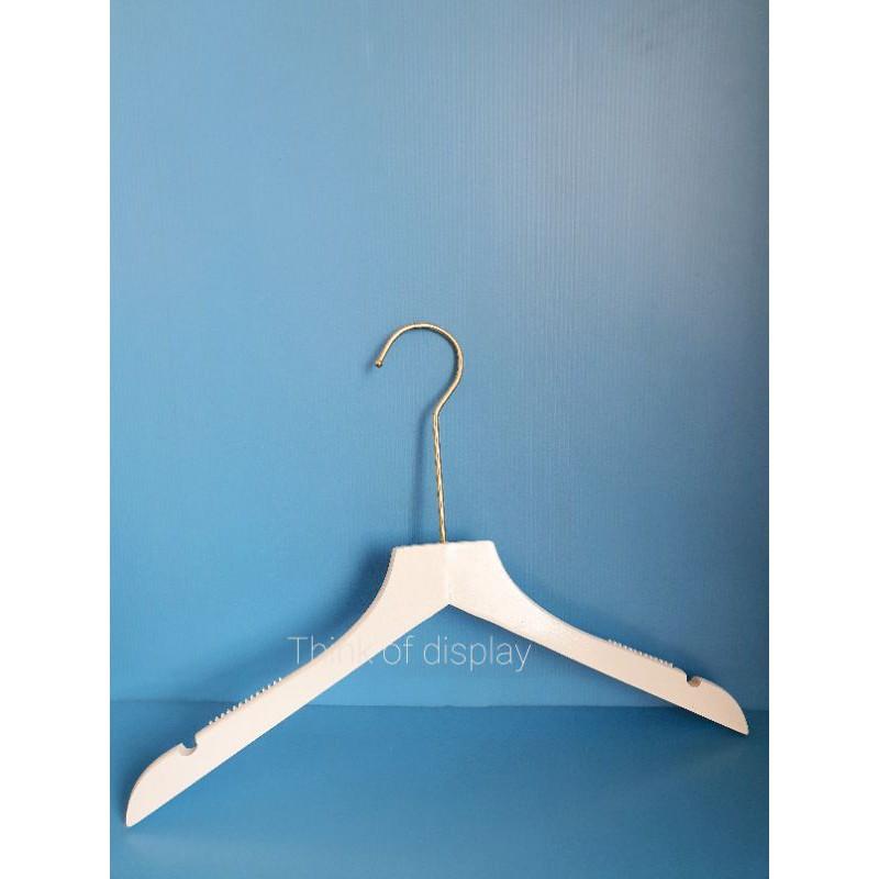 ไม้แขวนเสื้อไม้แท้สีขาว คอตัดตรง ตะขอยาวสีทอง - thumbnail 5