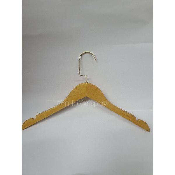 ไม้แขวนเสื้อไม้แท้  ไม้แขวนไม้ สีธรรมชาติเคลือบเงา ตะขอยาว/ตะขอคอ C สีทอง - thumbnail 8