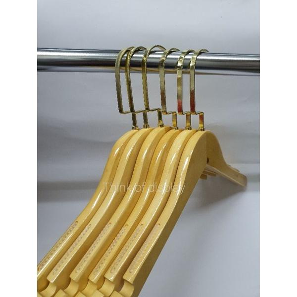 ไม้แขวนเสื้อไม้แท้  ไม้แขวนไม้ สีธรรมชาติเคลือบเงา ตะขอยาว/ตะขอคอ C สีทอง - thumbnail 3