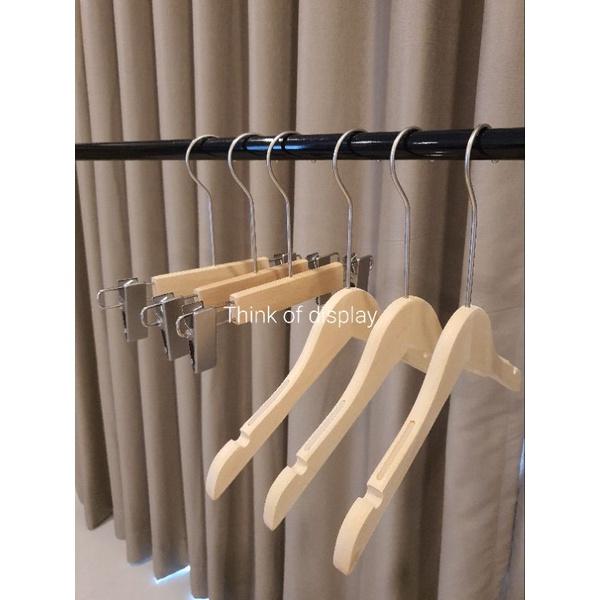 ไม้แขวนเสื้อเด็ก ไม้หนีบกางเกงเด็กไม้แท้สีธรรมชาติ ไม่เคลือบเงา ตะขอกลมยาวสีบรอนซ์ แพ็คละ 6 ชิ้น/แพ็คละ 12 ชิ้น - thumbnail 6