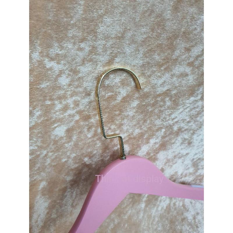ไม้แขวนเสื้อไม้แท้ เคลือบสีชมพู HWP - thumbnail 4