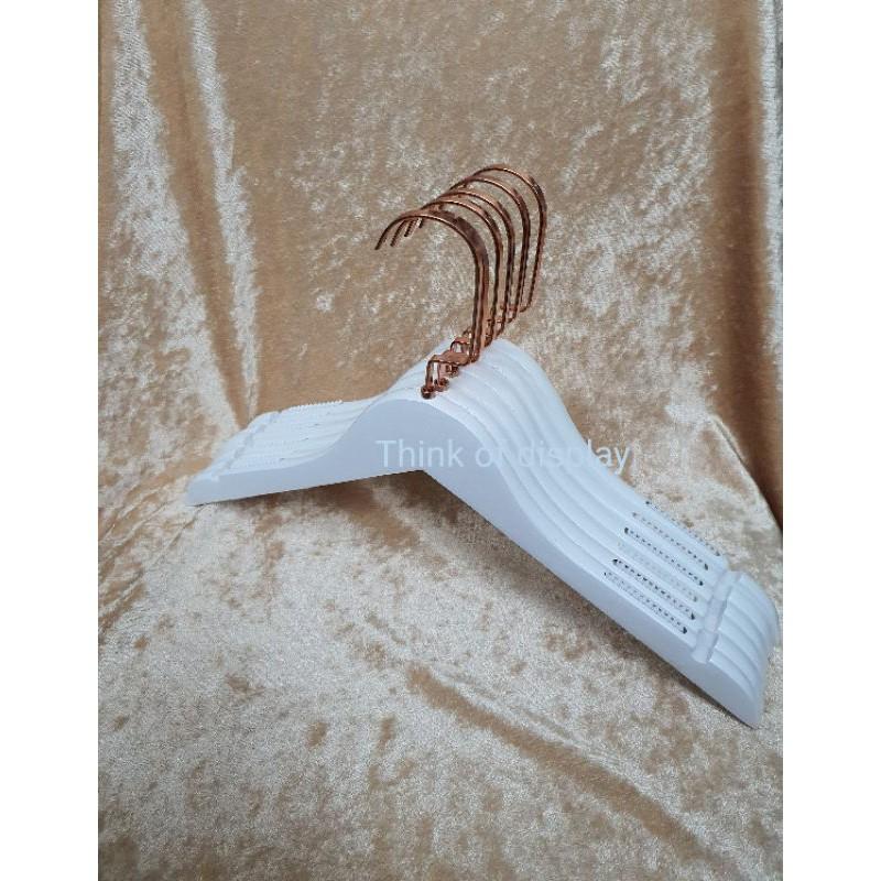 ไม้แขวนเสื้อไม้สีขาว ตะขอคอซีสีโรสโกลด์ แบบแพ็ค 6 อัน/แพ็ค 12 อัน - thumbnail 4