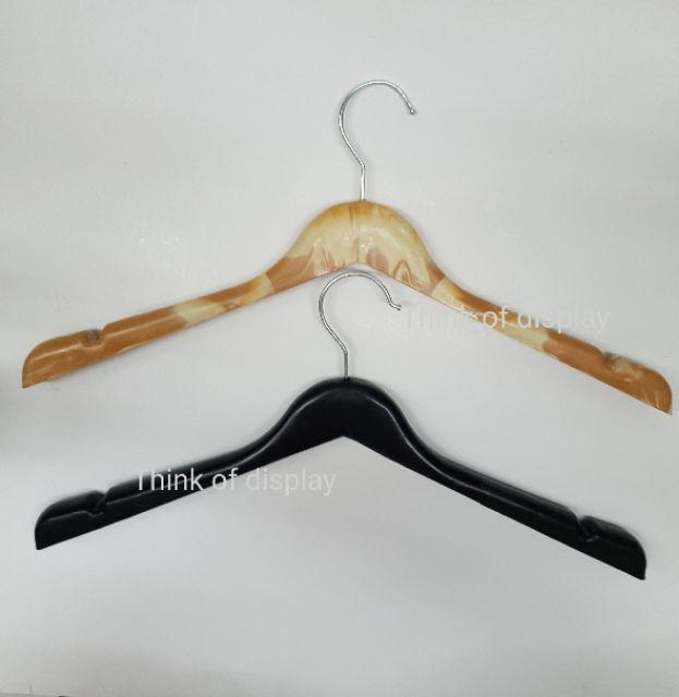 ไม้แขวนพลาสติกลายไม้/สีดำ ไม้แขวนNo.700 แพ็คละ 12 อัน - thumbnail 3