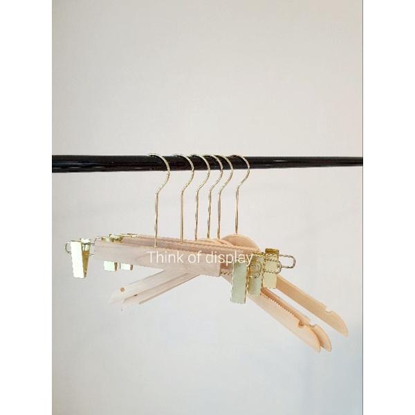 ไม้แขวนเสื้อและไม้หนีบกางเกงไม้ สีธรรมชาติไม่เคลือบเงา ตะขอกลมยาวสีทอง สำหรับผู้ใหญ่ - thumbnail 7