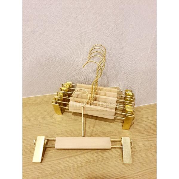 ไม้แขวนเสื้อและไม้หนีบกางเกงเด็ก ไม้แท้  สีธรรมชาติ ไม่เคลือบเงา ตะขอยาวสีทอง แพ็คละ 6อัน /12อัน - thumbnail 2