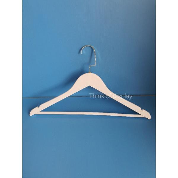 ไม้แขวนเสื้อไม้แท้สีขาว มีร่องมีก้านตะขอC สีทอง แพ็คละ 6 อัน - thumbnail 4
