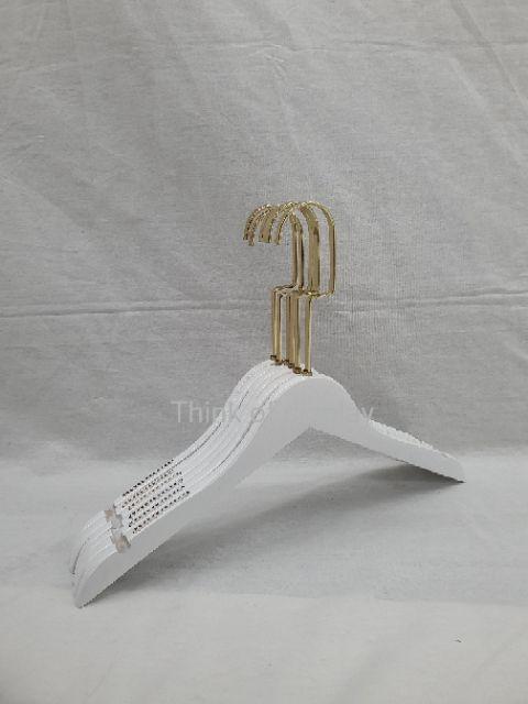 ไม้แขวนไม้ ไม้แขวนเสื้อไม้แท้สีขาวตะขอคอ C สีทอง และสีโรสโกลด์แพ็ค 6 อัน แพ็ค 12 อัน HWW - thumbnail 4