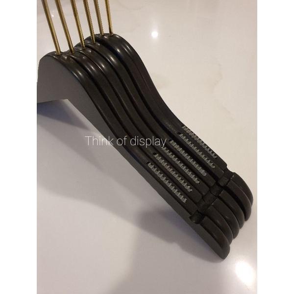 ไม้แขวนเสื้อไม้สีดำ  ไม้แขวนเสื้อผู้ใหญ่ ตะขอยาวสีทอง แพ็คละ 6 อัน/แพ็คละ 12 อัน - thumbnail 2