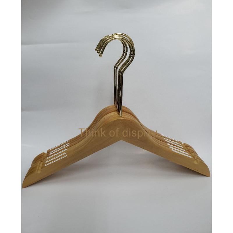 ไม้แขวนไม้แท้ ไม้แขวนเสื้อไม้ตะขอยาว ไม้แขวนบูติค ไม้แขวนไฮโซ แพ็คละ 12ชิ้น และ แพ็คเล็ก 6 ชิ้น - thumbnail 3