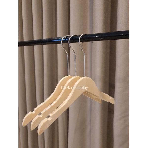 ไม้แขวนเสื้อเด็ก ไม้หนีบกางเกงเด็กไม้แท้สีธรรมชาติ ไม่เคลือบเงา ตะขอกลมยาวสีบรอนซ์ แพ็คละ 6 ชิ้น/แพ็คละ 12 ชิ้น - thumbnail 7