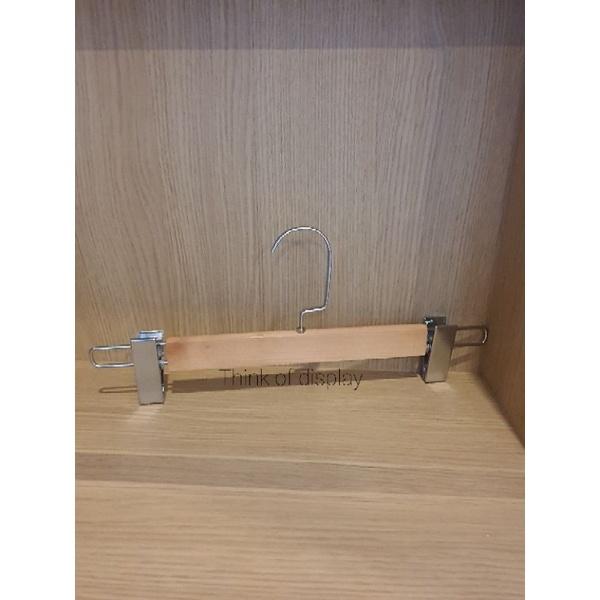 ไม้หนีบกางเกงไม้แท้ ไม้หนีบกางเกงกระโปรง ตะขอC สีเงิน แพ็ค 6 อัน/แพ็ค 12 อัน - thumbnail 2