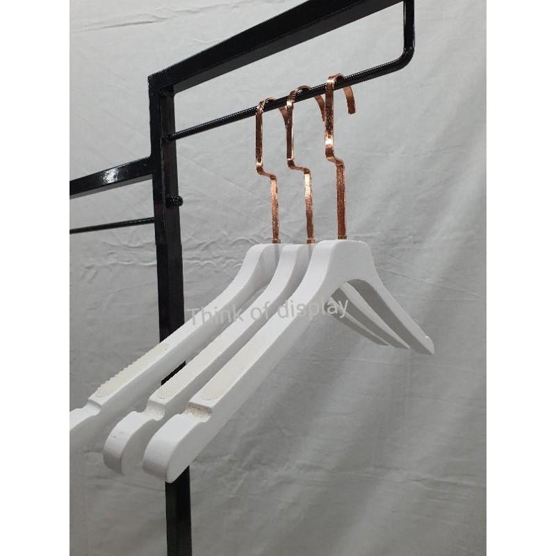ไม้แขวนเสื้อไม้สีขาว รุ่นหนา ตะขอยาวสีทอง/ตะขอคอ C สีโรสโกลด์ แพ็คละ 12อัน - thumbnail 5