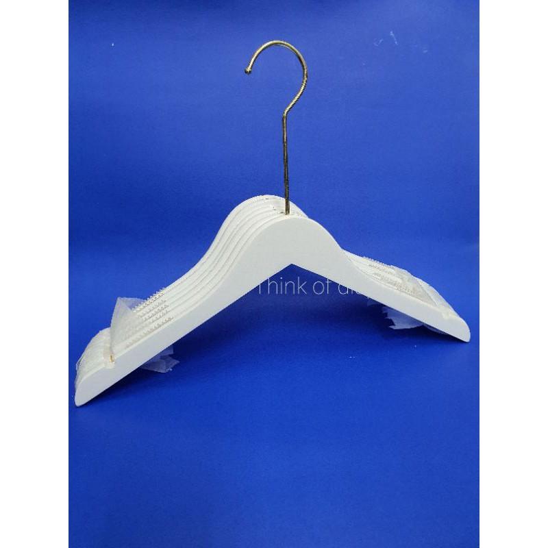 ไม้แขวนเสื้อ ไม้แท้เคลือบสีขาว #05 แพ็คละ 6 อัน/12 อัน - thumbnail 4