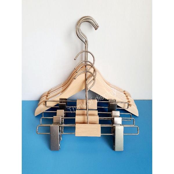 ไม้แขวนเสื้อและไม้หนีบกางเกงเด็กไม้แท้  สีธรรมชาติไม่เคลือบเงา ตะขอสีบรอนซ์เงิน (แพ็คละ 6 อัน/12 อัน) - thumbnail 6
