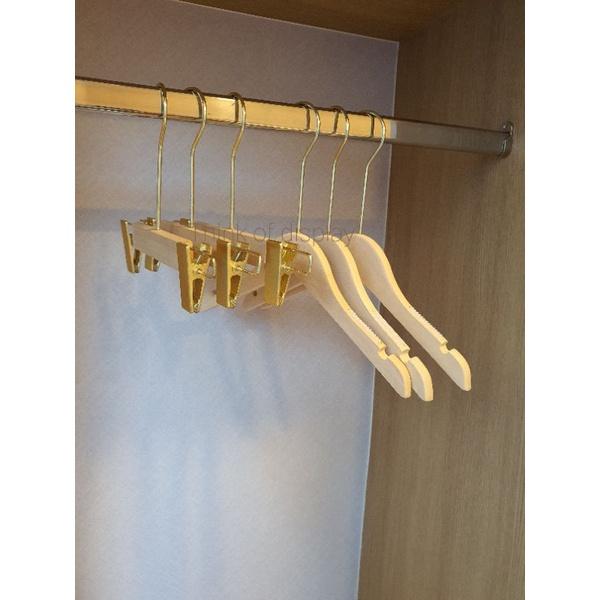 ไม้แขวนเสื้อและไม้หนีบกางเกงเด็ก ไม้แท้  สีธรรมชาติ ไม่เคลือบเงา ตะขอยาวสีทอง แพ็คละ 6อัน /12อัน - thumbnail 5