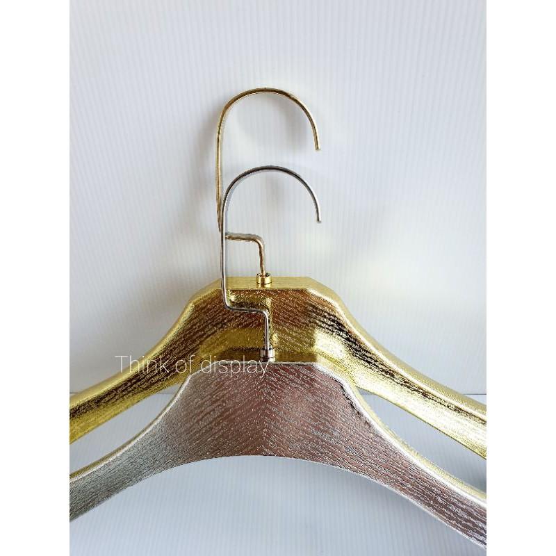ไม้แขวนเสื้อพลาสติก ไม้แขวนเสื้อบ่าหนา สำหรับผู้ใหญ่ สีเงิน/สีทอง แพ็คละ 12 ชิ้น No.688 - thumbnail 2